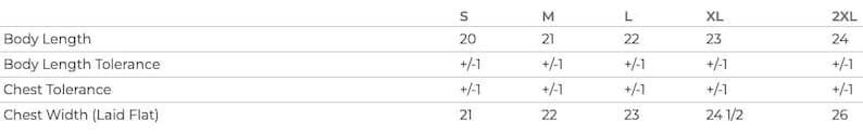 K&ouml;nnte beinhalten: Eine wei&szlig;e Tabelle mit schwarzem Text, die Kleidungsma&szlig;e detailliert. Die Tabelle enth&auml;lt K&ouml;rperl&auml;nge, K&ouml;rperl&auml;ngentoleranz, Brusttoleranz und Brustbreite (flach) f&uuml;r die Gr&ouml;&szlig;en S, M, L, XL und 2XL. Die K&ouml;rperl&auml;nge reicht von 50,8 cm bis 61 cm.