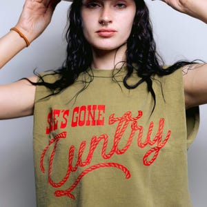 She's Gone Cuntry クロップトップマッスルTシャツ、カントリーミュージック、カウボーイカーター、カウガール