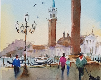Puede incluir: Una pintura de acuarela de una ciudad con una estatua de león alado sobre una columna, una torre alta y personas caminando por una calle adoquinada. El cielo es azul con nubes blancas y hay pájaros volando por encima.