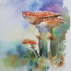 K&ouml;nnte beinhalten: Aquarellmalerei mit mehreren rot-wei&szlig; gefleckten Pilzen. Die Pilze sind vor einem Hintergrund aus gr&uuml;nen, blauen und violetten Farbt&ouml;nen platziert, mit einem weichen, verschwommenen Effekt. Das Kunstwerk ist unten rechts signiert.