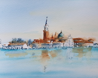 Puede incluir: Pintura acuarela de una iglesia con un alto campanario en una pequeña isla en un cuerpo de agua. La iglesia está pintada en tonos de marrón y blanco, con una cúpula verde. El agua está pintada en tonos de azul y verde, con reflejos de la iglesia.
