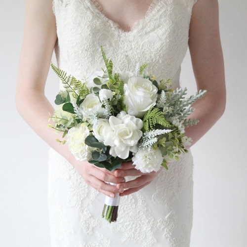 wedding bouquets with white flowers