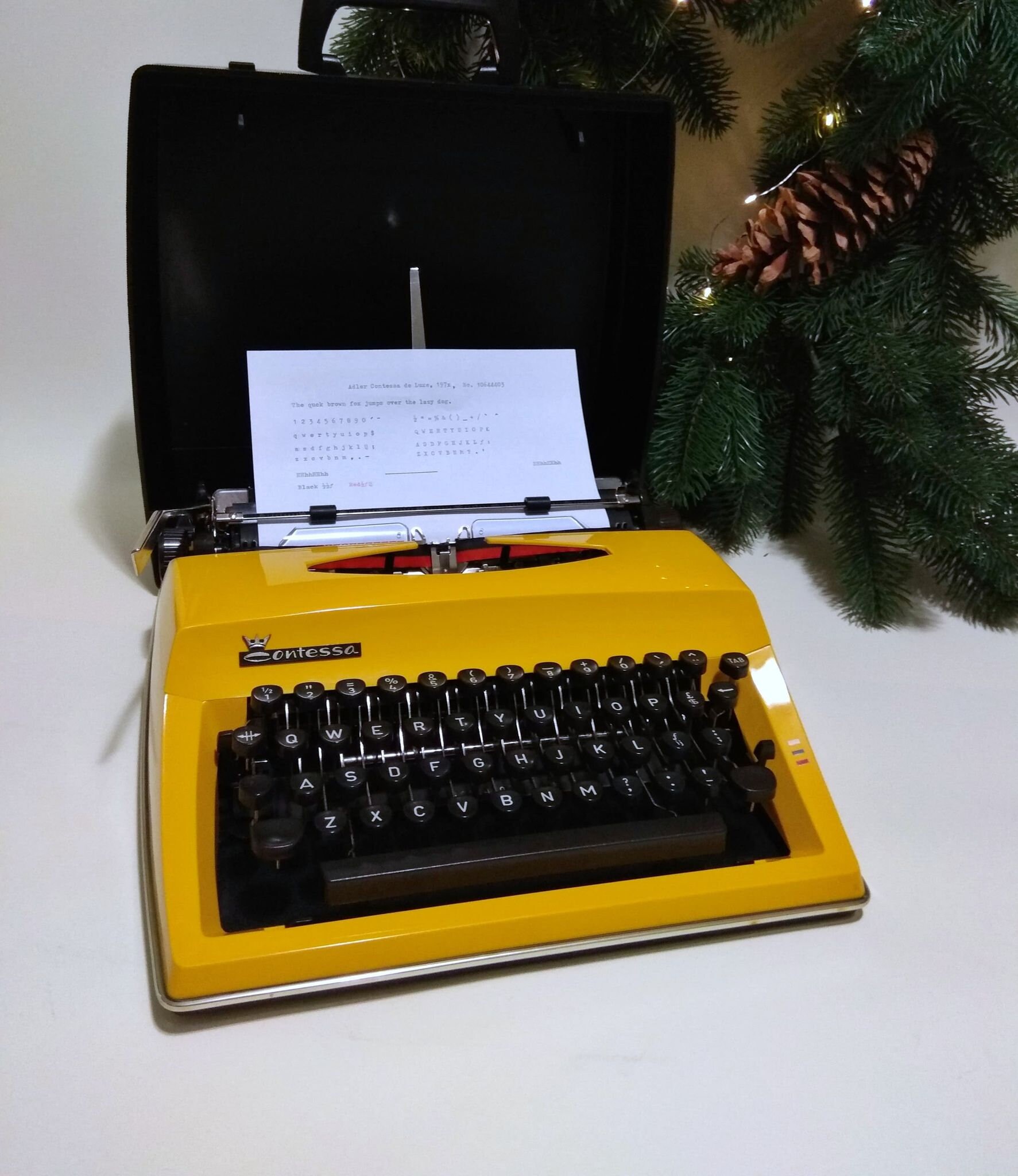 Adler Contessa de Luxe、タイプライター ヴィンテージ イエロー