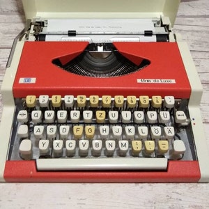 Vintage typewriter, perfectly working typewriter, original suitcase, latin keyboard layout, professionally serviced
