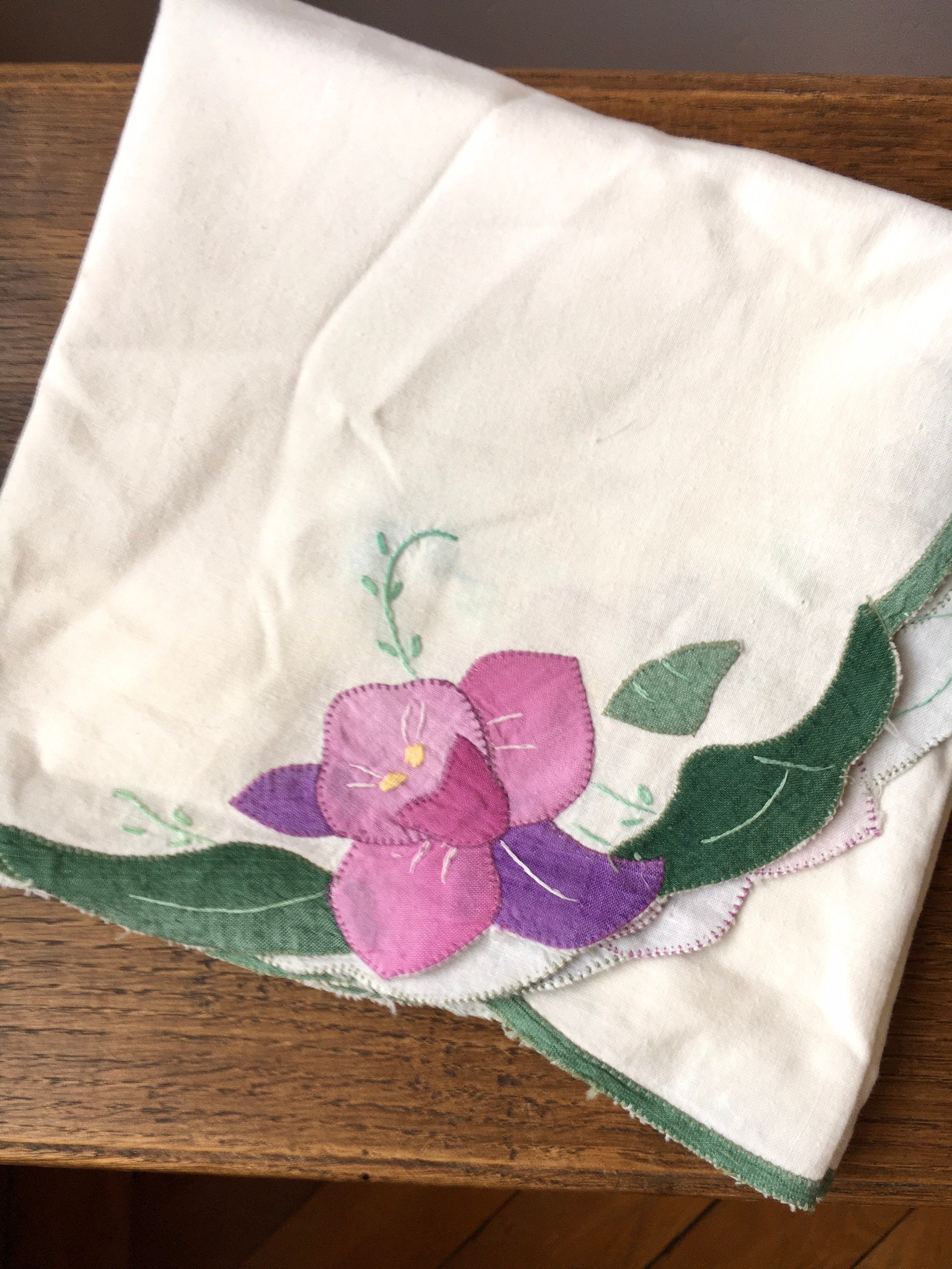 Français Nappe Faite à La Main de Cru avec Conception Florale Appliquée Dans Le Rose et Violet