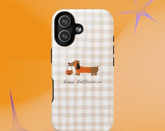 Puede incluir: Una funda para teléfono con patrón de cuadros vichy en beige y blanco que presenta un perro salchicha marrón con un pequeño sombrero verde y un cubo de calabaza naranja. El texto "happy halloweenie" está impreso en cursiva negra bajo el perro.
