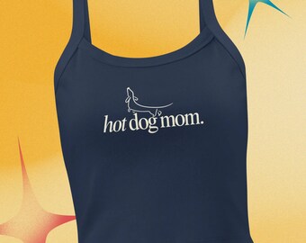 Puede incluir: Camiseta sin mangas azul marino con tirantes finos. El texto "hot dog mom" está impreso en blanco, junto con un dibujo lineal de un perro salchicha. La camiseta está hecha de un material suave y es perfecta para uso casual.