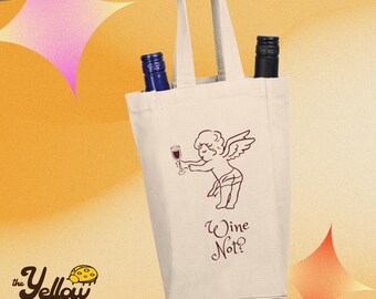 Puede incluir: Una bolsa de tela beige para vino con una ilustración de líneas marrones de un querubín sosteniendo una copa de vino. Debajo del querubín, el texto dice "Wine Not?". La bolsa contiene dos botellas de vino con tapones azul y negro.