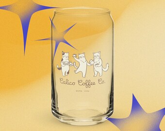 Puede incluir: Un vaso transparente en forma de lata con un diseño caprichoso que presenta tres gatos de dibujos animados. Los gatos sostienen bandejas y tazas, con el texto "Calico Coffee Co. ESTD. 1994" debajo. El fondo es amarillo con formas de estrellas azules.