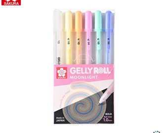 Può includere: Un set di sei penne gel Sakura Gelly Roll Moonlight in una confezione di plastica trasparente. Le penne sono di colore bianco, giallo, arancione, rosa, azzurro e blu. Le penne hanno una punta larga da 1,0 mm e sono realizzate in Giappone. La confezione presenta il testo "Gelly Roll Moonlight" e "Smooth Ink Flow".