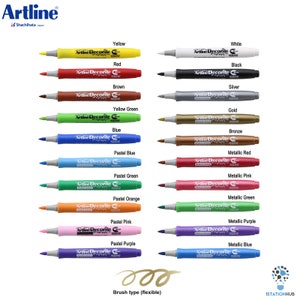 Pode incluir: Um conjunto de 16 canetas de pincel Artline Decorite em uma variedade de cores, incluindo amarelo, vermelho, marrom, verde amarelo, azul, azul pastel, verde pastel, laranja pastel, rosa pastel, roxo pastel, branco, preto, prata, ouro, bronze, vermelho metálico, rosa metálico, verde metálico, roxo metálico e azul metálico. As canetas têm uma ponta de pincel e são etiquetadas com o nome da cor e "Artline Decorite".
