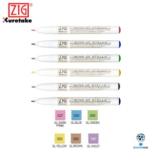 Peut inclure: Ensemble de stylos pinceaux à paillettes ZIG Wink of Stella de différentes couleurs : rose foncé, bleu, vert, jaune, marron et violet. Chaque stylo a un corps blanc et une pointe colorée. Les codes couleurs sont également affichés.