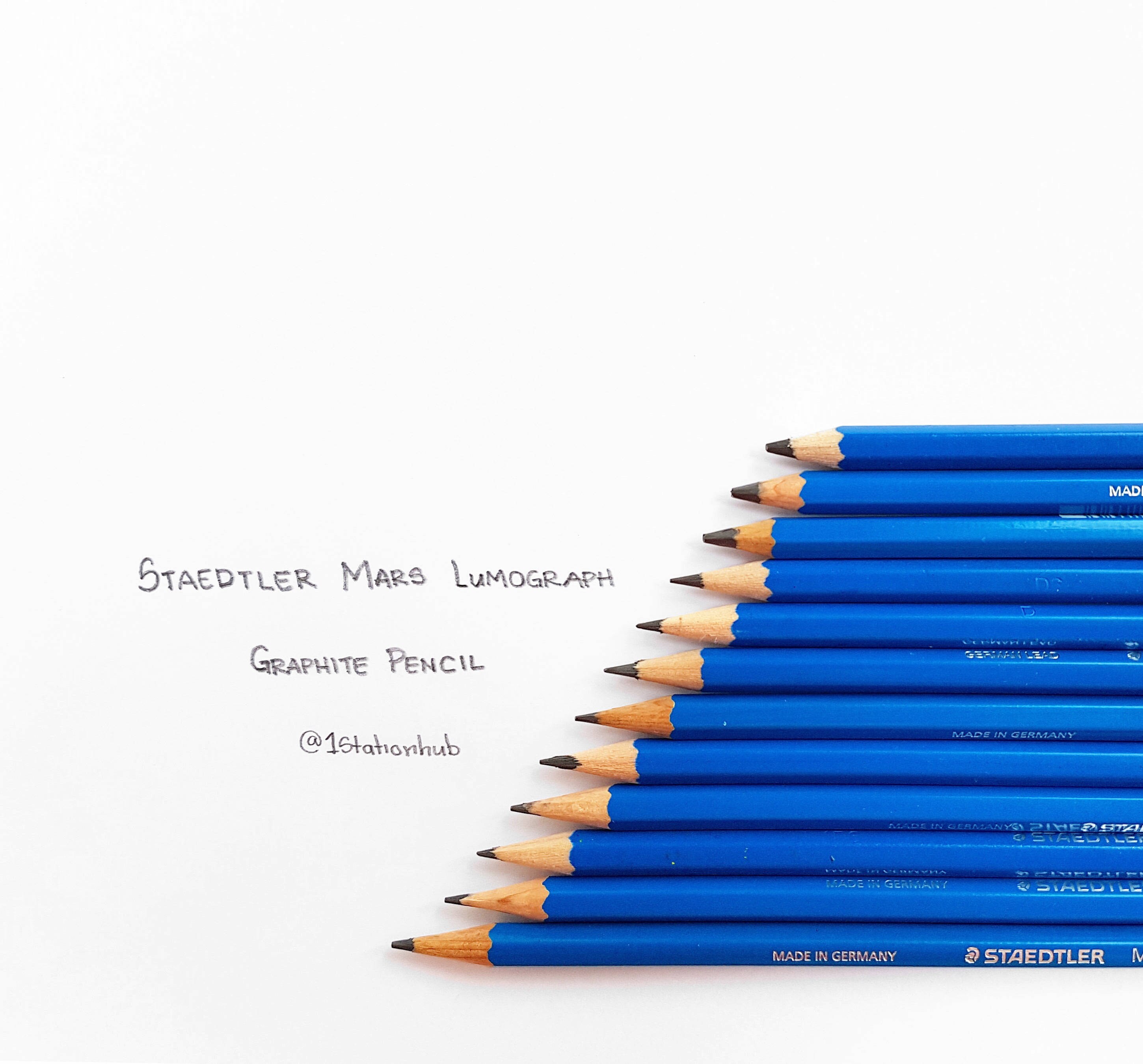 12 本の Staedtler Mars Lumograph 100 グラファイト ペンシル