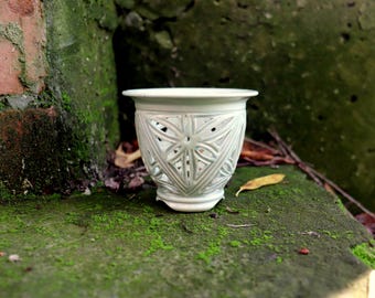 OOAK  stoneware pot. Firing at 1250 degrees Celsius