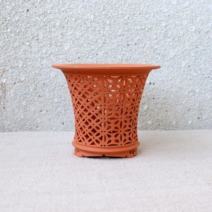 Maceta de terracota hecha a mano para orquídeas, maceta de cerámica grande con ranuras y diseño de celosía (17 cm)