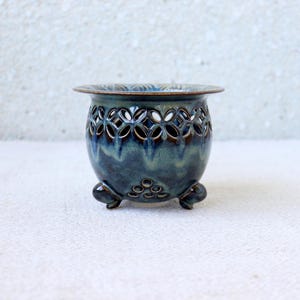 A pot for neofinetia and other miniature orchids