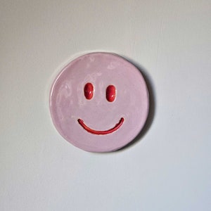 Handgemaakte keramische wandhanger smiley | Wall art | Muurdecoratie | Keramiek | Interieur decoratie  | Roze