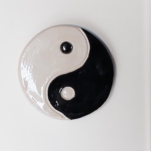 Handgjord väggbonad i keramik med yin och yang | Väggkonst | Väggdekoration | Keramik | Inredning | svartvitt