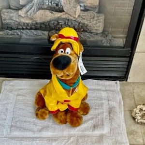 1998 Scooby-Doo 18" Pelúcia em Capa de Chuva Amarela