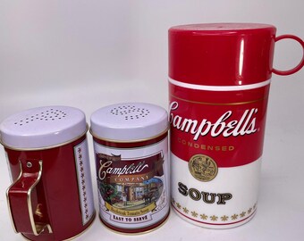 Vintage Campbell's thermoskan uit 1998 en biefstuk uit de jaren 90, tomaat, peper en zoutstel