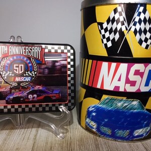 1998 Naipes del 50 aniversario de NASCAR/Cookie Tin Duo
