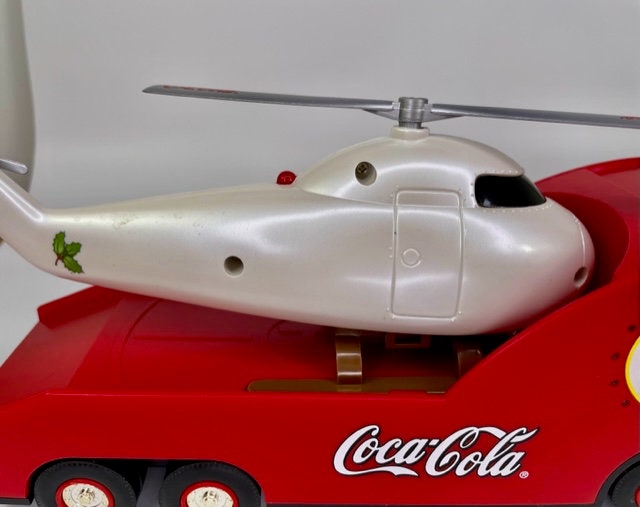 2000年製コカコーラホリデーヘリコプター運搬トラックと稼働中の1962年