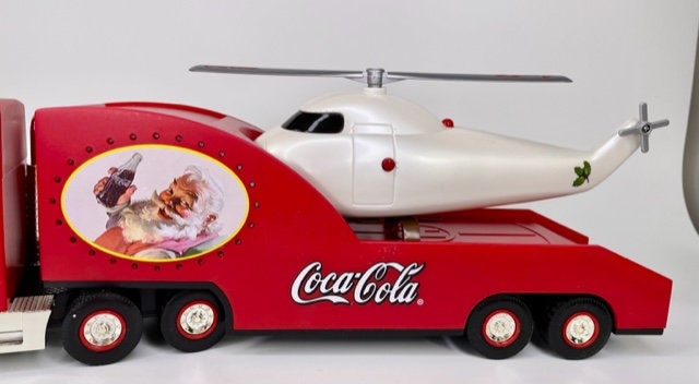 2000年製コカコーラホリデーヘリコプター運搬トラックと稼働中の1962年