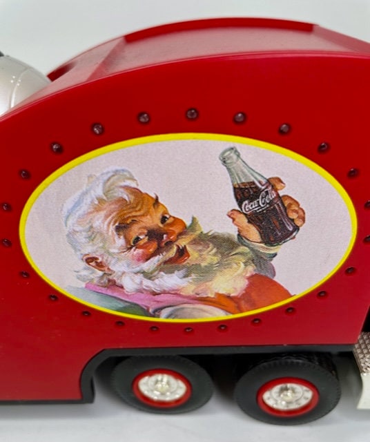 2000年製コカコーラホリデーヘリコプター運搬トラックと稼働中の1962年