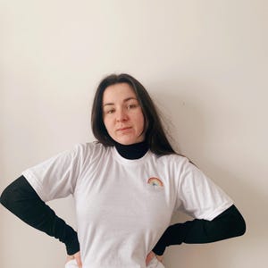 Regenbogen T-Shirt - Handbestickt