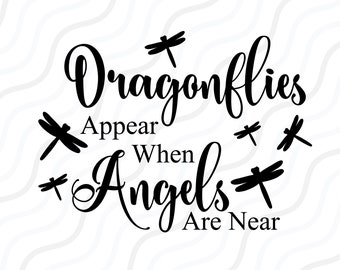 Può includere: Grafica in bianco e nero con il testo "Dragonflies Appear When Angels Are Near". La grafica presenta diverse libellule stilizzate.