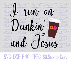 Könnte beinhalten: Schwarz-weißes Textbild mit dem Text "I run on Dunkin' and Jesus" und einem stilisierten Bild eines Dunkin' Donuts-Kaffeebechers rechts neben dem Text.