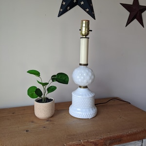 Vintage Fenton White Milk Glass Table Lamp / Hobnail and Lace Pattern Design White Milk Glass Lamp / Shabby Chic Mid Century Milk Glass Lamp