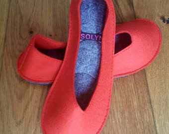 Sandy Ballerina Slippers Red par Isolyn - confort ultime dans votre propre maison