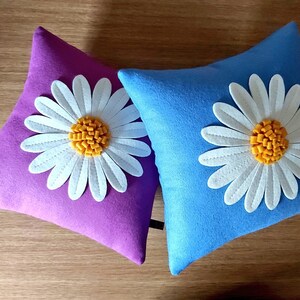 Housse de coussin Isolyn Daisy. C'est un coussin lumineux et amusant qui égaiera n'importe quelle pièce. Taille 35x35 cm ou 40x40 cm, beau cadeau image 9