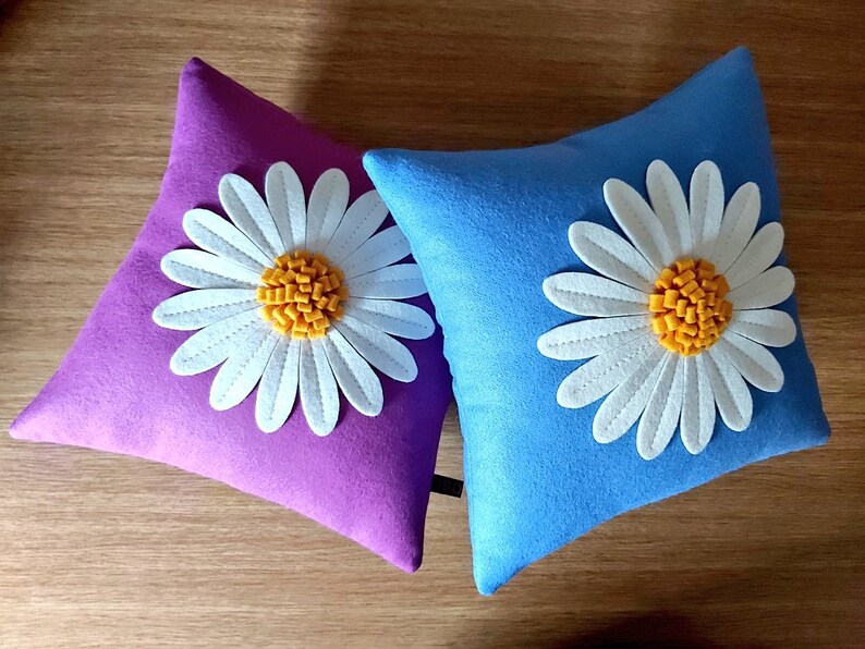 Housse de coussin Isolyn Daisy. C'est un coussin lumineux et amusant qui égaiera n'importe quelle pièce. Taille 35x35 cm ou 40x40 cm, beau cadeau image 9