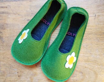 CHILDREN'S colourful wool SLIPPERS by ISOLYN Green with Cream Daisies