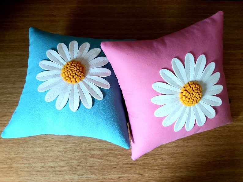 Housse de coussin Isolyn Daisy. C'est un coussin lumineux et amusant qui égaiera n'importe quelle pièce. Taille 35x35 cm ou 40x40 cm, beau cadeau image 10