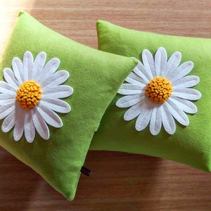 Housse de coussin Isolyn Daisy. C'est un coussin lumineux et amusant qui égaiera n'importe quelle pièce. Taille 35x35 cm ou 40x40 cm, beau cadeau Bright Green