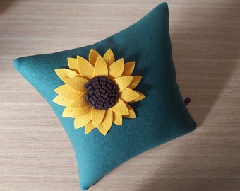 Sunflower cushion Dark Green with Yellow Sunflower by Isolyn 30x30cm