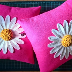 Isolyn Daisy Cushion Cover. It is a bright and fun cushion which will brighten up any room. Size 35x35cm or 40x40cm, Lovely gift Hot Pink