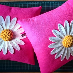 Housse de coussin Isolyn Daisy. C'est un coussin lumineux et amusant qui égaiera n'importe quelle pièce. Taille 35x35 cm ou 40x40 cm, beau cadeau Hot Pink