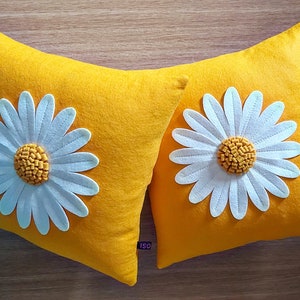 Housse de coussin Isolyn Daisy. C'est un coussin lumineux et amusant qui égaiera n'importe quelle pièce. Taille 35x35 cm ou 40x40 cm, beau cadeau Jaune