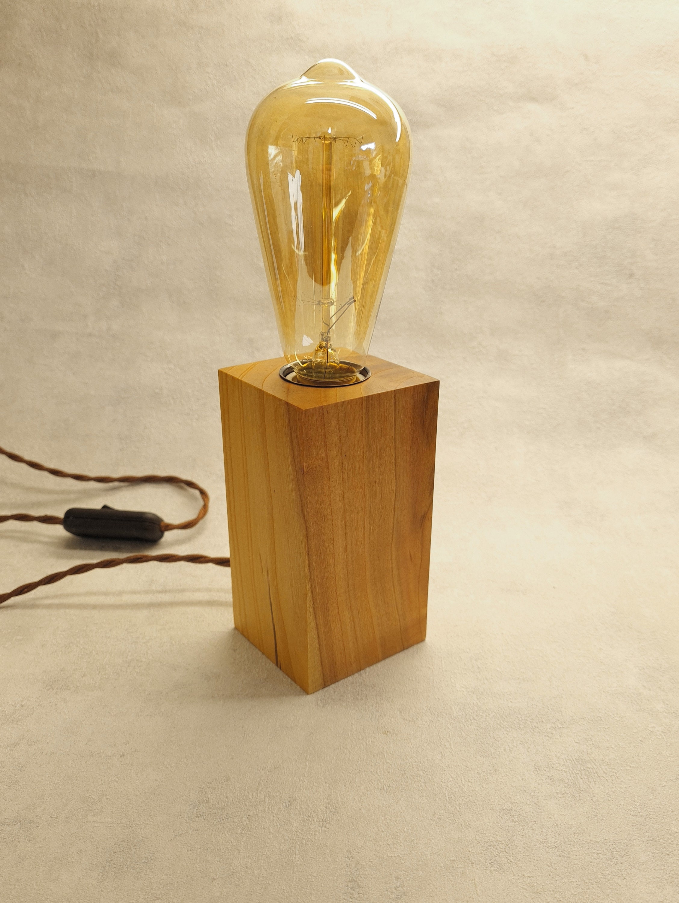 lampe en bois, ampoule edison, éclairage industriel, décor rustique, veilleuse, lampe de table