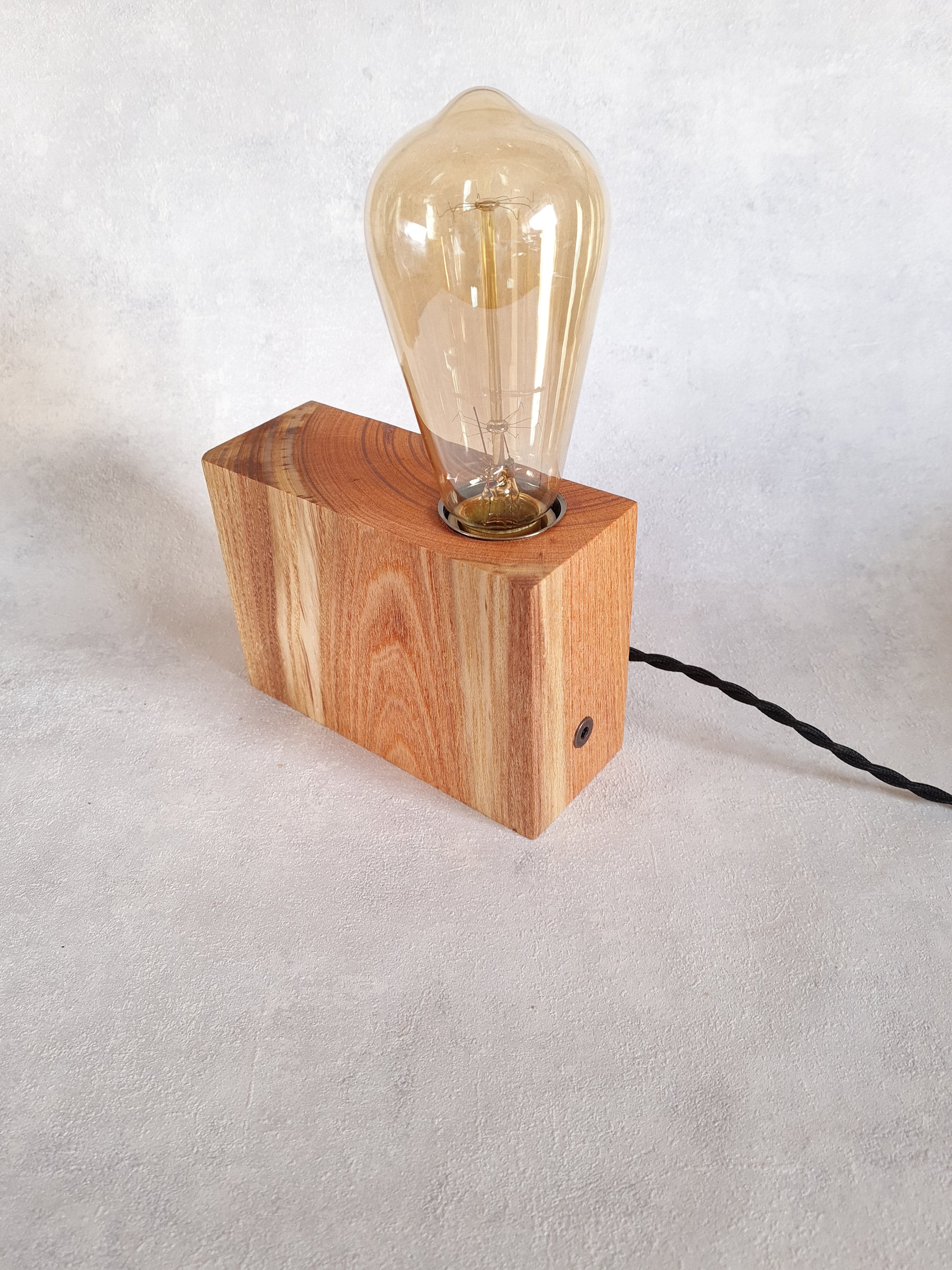 lampe en bois, ampoule edison, éclairage industriel, décor rustique, veilleuse, lampe de table