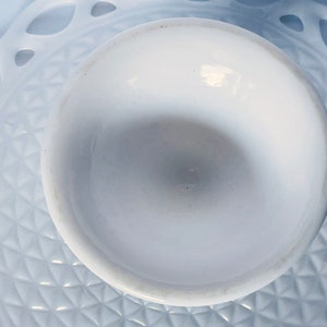 K&ouml;nnte beinhalten: Ein wei&szlig;er Milchglas-Kuchenst&auml;nder mit einem gewellten Rand und einem Diamantenmuster auf der Basis.