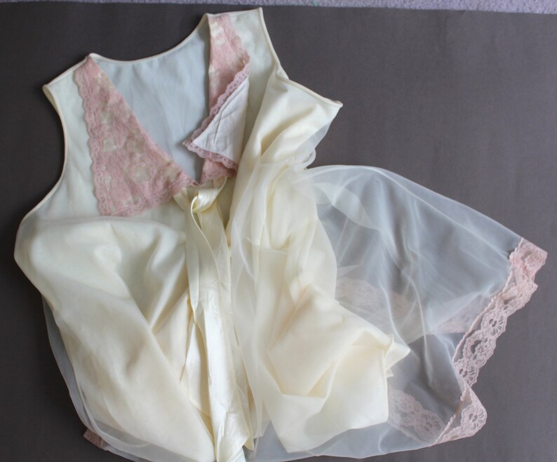 vintage Miss Elaine nightgown size MEDIUM short A-line dress light yellow nightdress with salmon pink lace trim 1960s chiffon dress