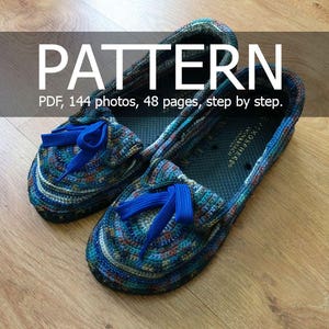 Puede incluir: Un patrón de crochet para un par de zapatillas de crochet azul y marrón. El patrón incluye 144 fotos y 48 páginas de instrucciones paso a paso.
