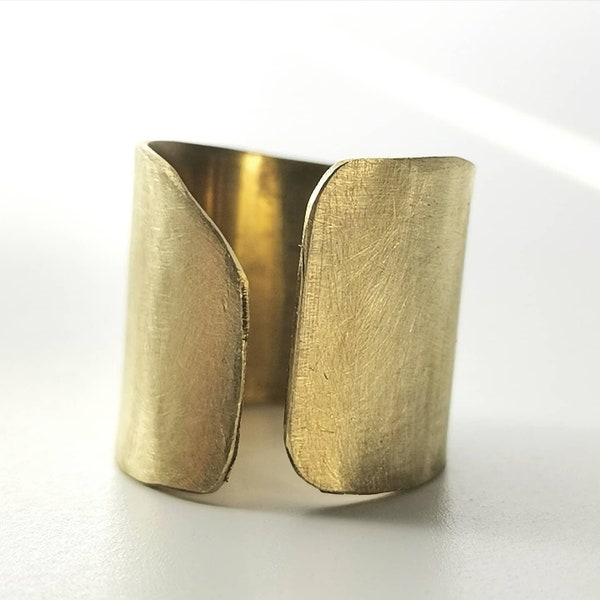 Anello a fascia larga aperto, in ottone, asimmetrico, colore oro, gioiello artigianale, design minimalista. Unisex.