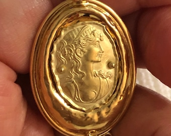 Spilla antica a forma di cappello con cammeo in oro giallo 18 carati e rubino