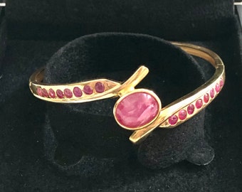 18K Yellow Gold Cabochon Ruby Hinged Bangle Bracelet 7"